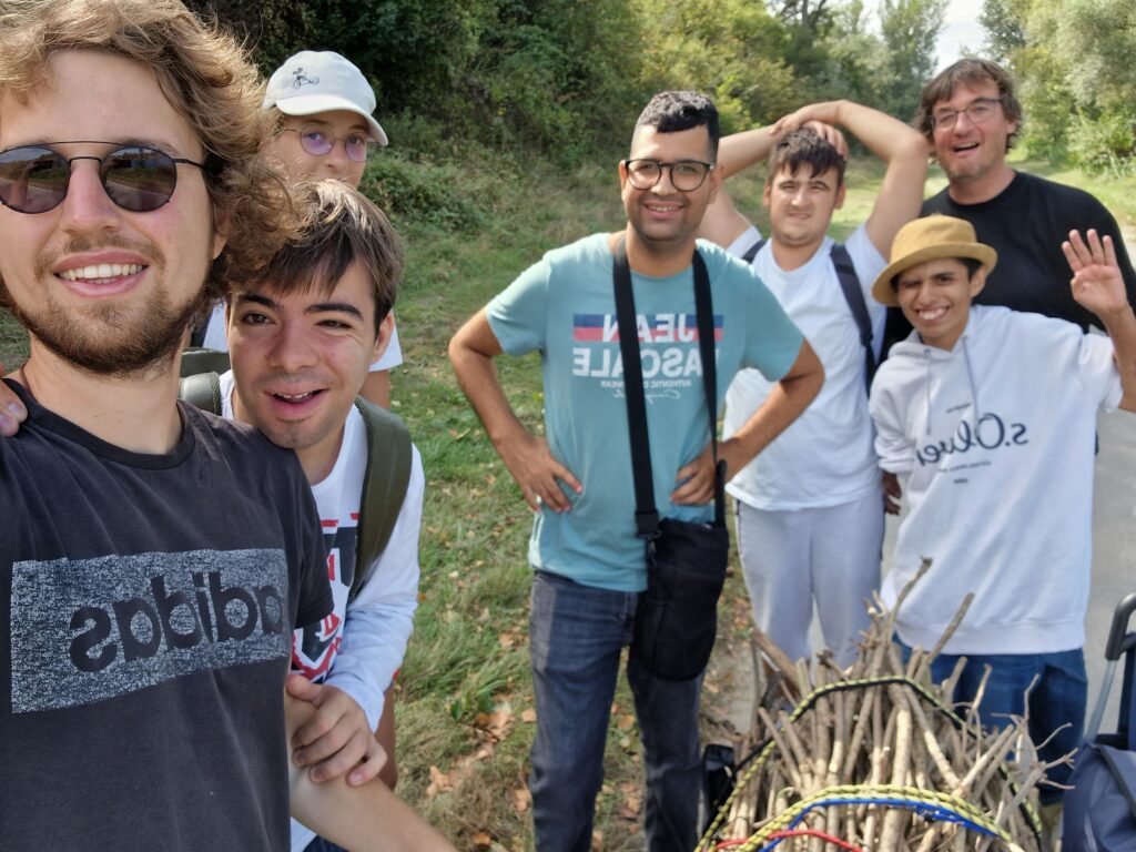 Eine Gruppe Klienten mit Betreuern.
