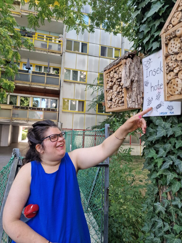 Klientin präsentiert die selbstgemachten Insektenhotels.