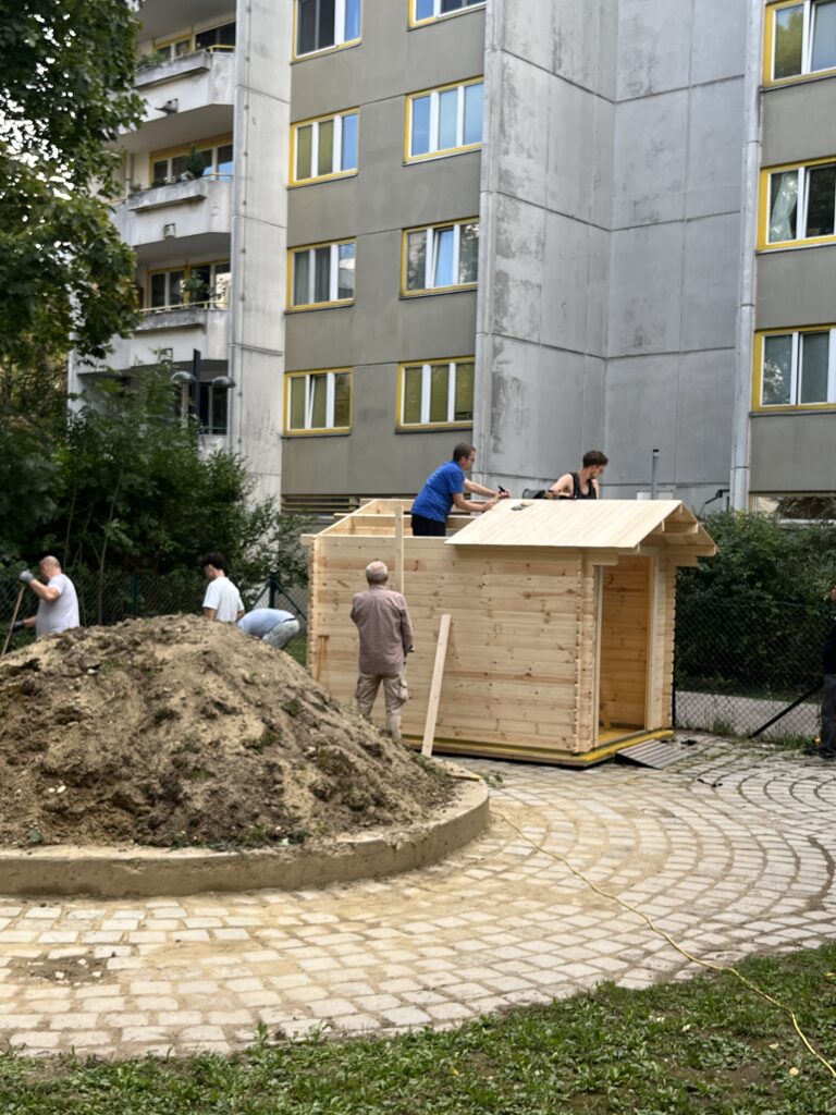 Aufbau unserer Gartenhütte in der Wehlistraße mit frewiliigen Helfer*innen