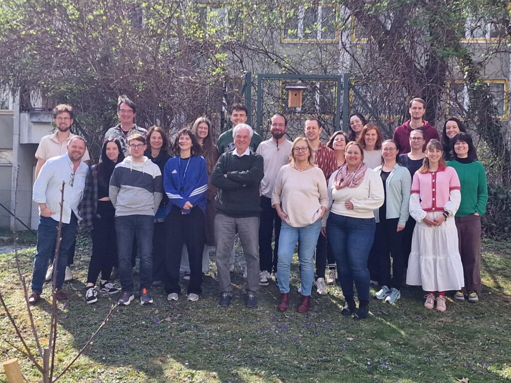 Alle Betreuer*innen und Vereinsleiter*innen stehen auf der Wiese in der Wehlistraße