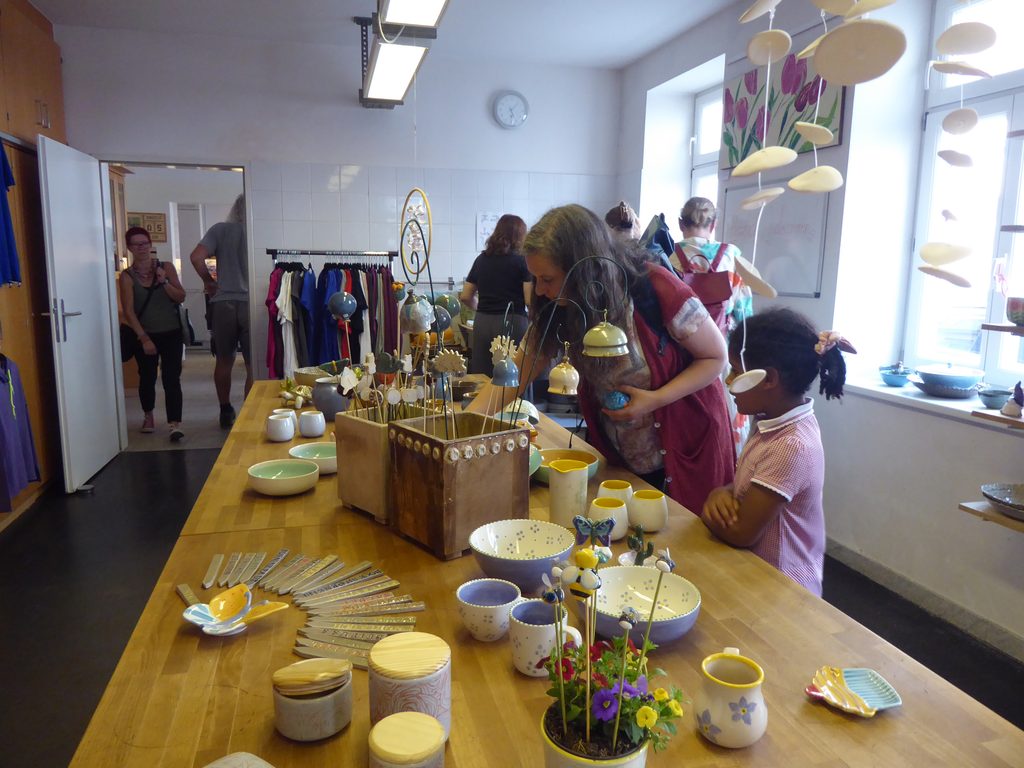 Ein Tisch mit hergestellten Keramikwaren.