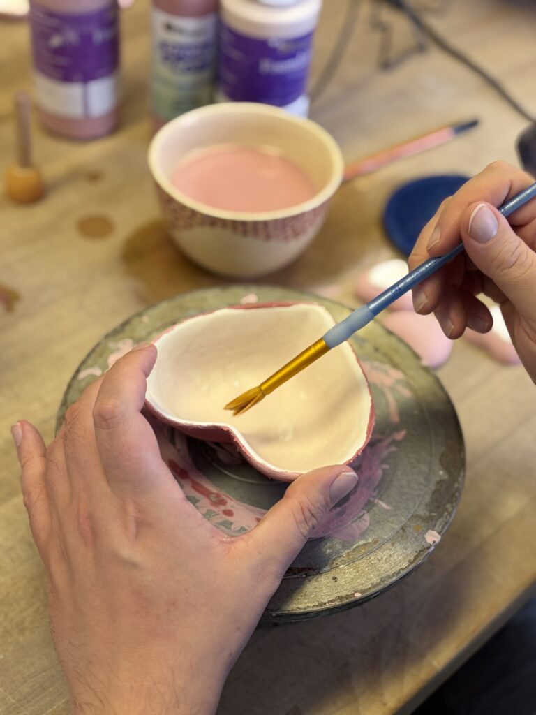 Eine bemalte herzförmige Tonschale.