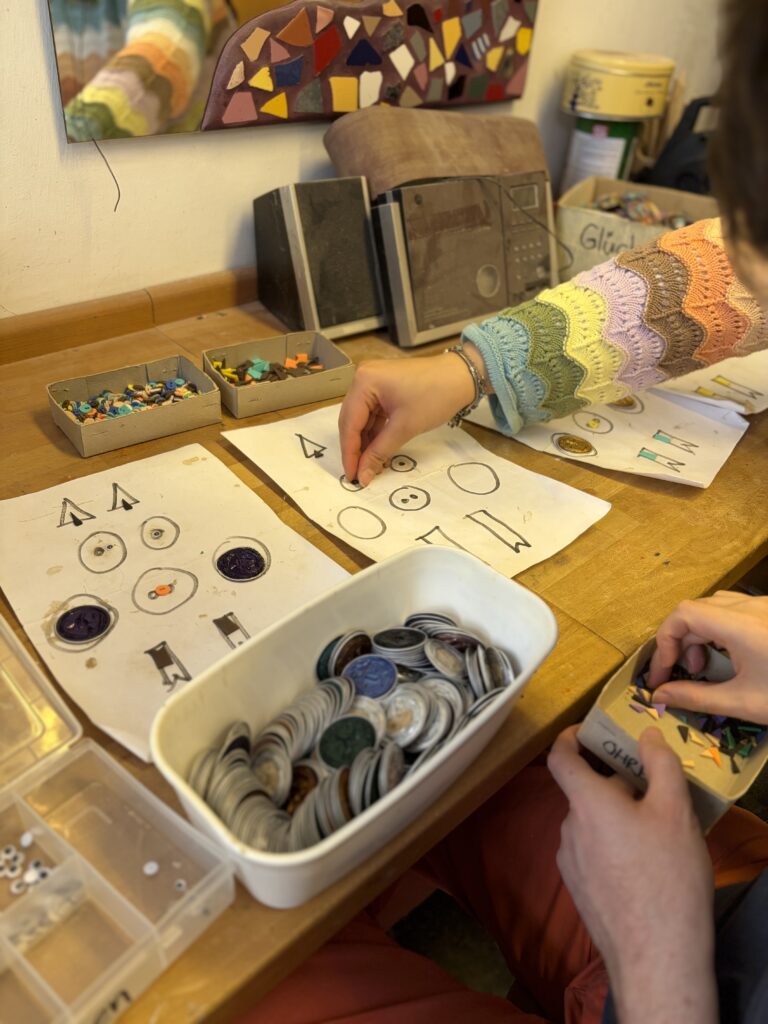 Zusammenbauen von Glücksschweinen aus recycelten Materialien mithilfe von visuellen Auflistungen der benötigten Materialien.